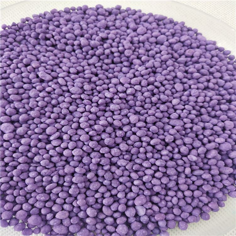NPK 12-12-17采用国家一流原料。这些颗粒呈球形，不会结块。它们有疏松土壤和保持水分的功能。作物吸收快，见效快，产量显著增加。